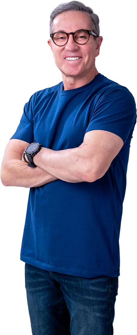 Nitinho Vitale de camiseta azul, braços cruzados
